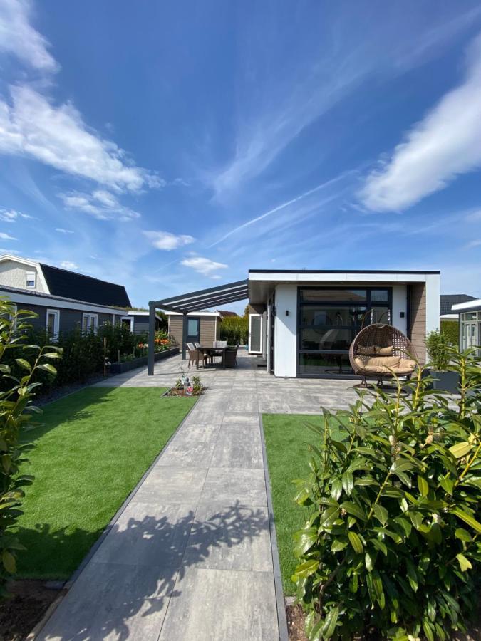 Luxus Cube Ferienhaus Chalet Am See Mit Schwimmbad In Lathum Nl Kültér fotó